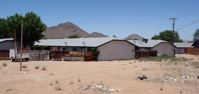 15501 Kiamichi Rd in Apple Valley, CA - Foto de edificio - Building Photo