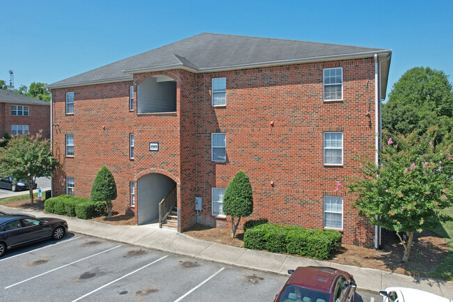 Reynolds Place Apartments in Greensboro, NC - Foto de edificio - Building Photo