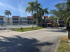 120 Lakeview Dr in Weston, FL - Building Photo