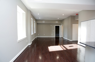 208-210 E Redwood St in Baltimore, MD - Building Photo - Interior Photo