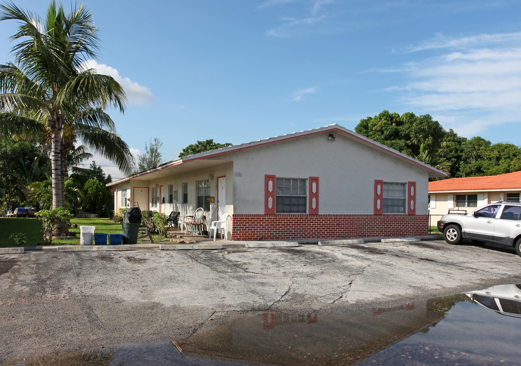 208 NW 43rd Ct in Fort Lauderdale, FL - Building Photo