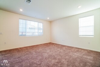 676 Rosedale Wy in Lathrop, CA - Foto de edificio - Building Photo