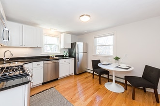 152 Brown St, Unit 2L in Waltham, MA - Foto de edificio - Building Photo