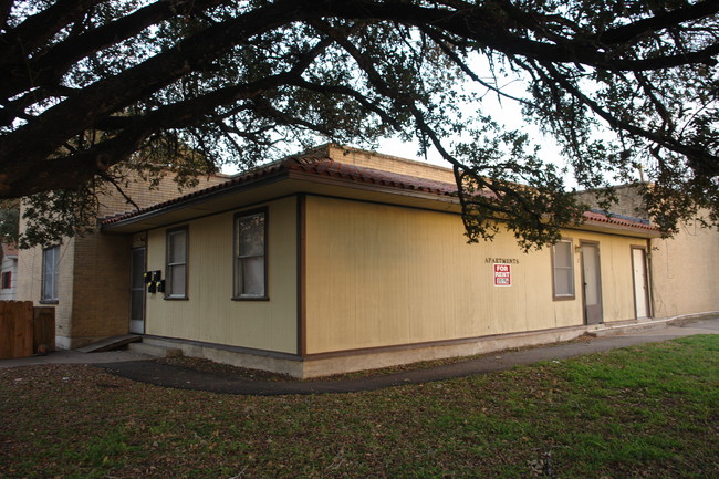 729 W Richard Ave in Kingsville, TX - Foto de edificio - Building Photo