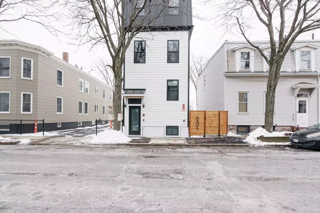 631 Saratoga St in Boston, MA - Building Photo