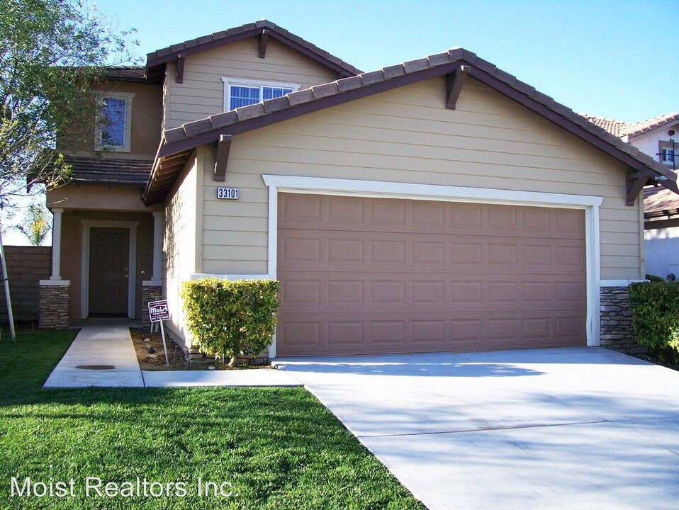 33101 Eagle Point Dr in Yucaipa, CA - Building Photo