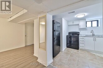 627 Sheppard Ave W in Toronto, ON - Building Photo - Building Photo