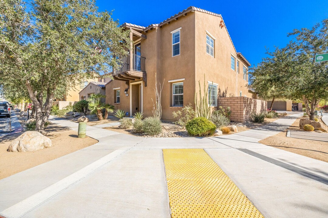 550 Calle Vibrante in Palm Desert, CA - Foto de edificio