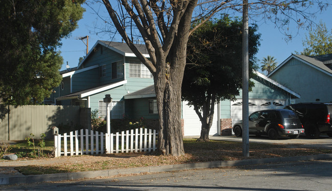 243 E Center St in Covina, CA - Foto de edificio - Building Photo