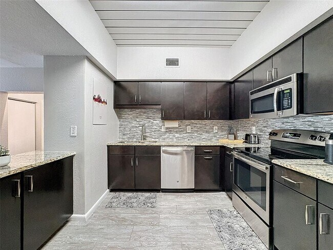 2410 W Azeele St in Tampa, FL - Building Photo - Building Photo