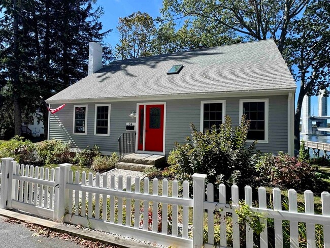34 Mendum Ave in Kittery, ME - Building Photo - Building Photo