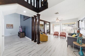 9003 Tami Renee Ln in Houston, TX - Foto de edificio - Building Photo