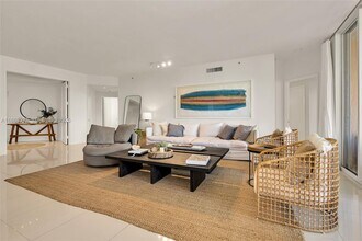 733 Crandon Blvd in Key Biscayne, FL - Foto de edificio - Building Photo