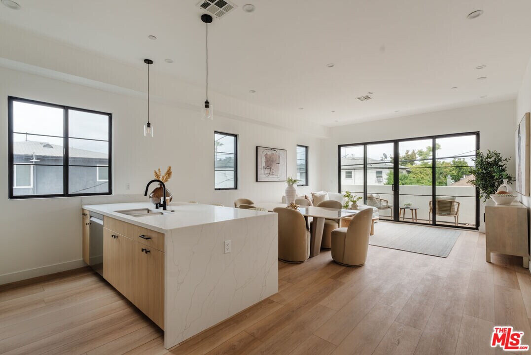 1952 S Garth Ave in Los Angeles, CA - Building Photo