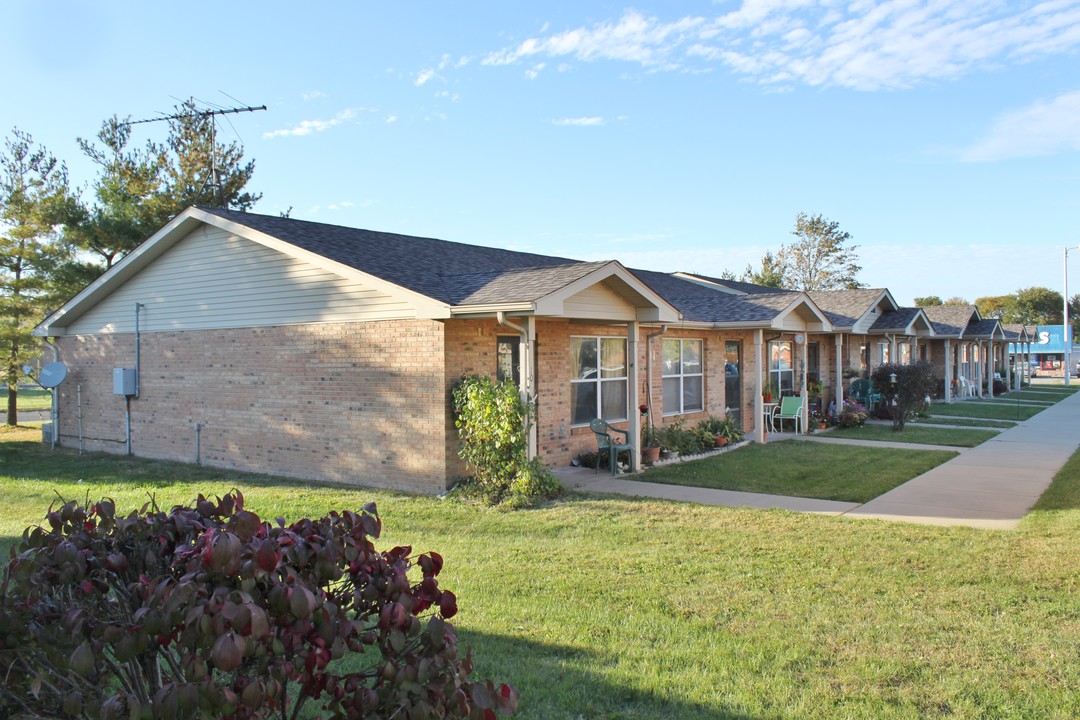 Plaza Garden Apartments in Highland, IL - Building Photo