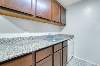 Apple Creek Apartments in Altus, OK - Building Photo - Interior Photo