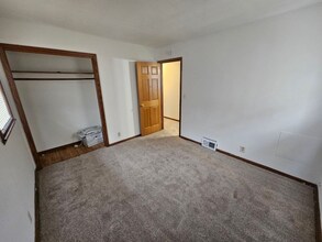 4103 Lowry Ave N, Unit 2 in Minneapolis, MN - Foto de edificio - Building Photo