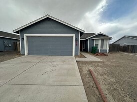 155 Shadow Mountain Dr in Fernley, NV - Building Photo