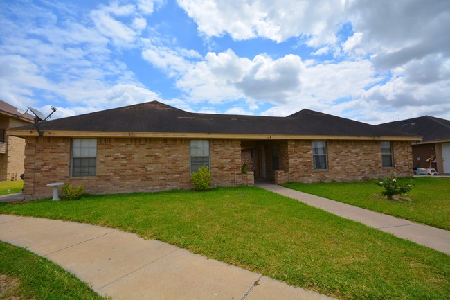 2104 Paradise Dr in Pharr, TX - Foto de edificio - Building Photo