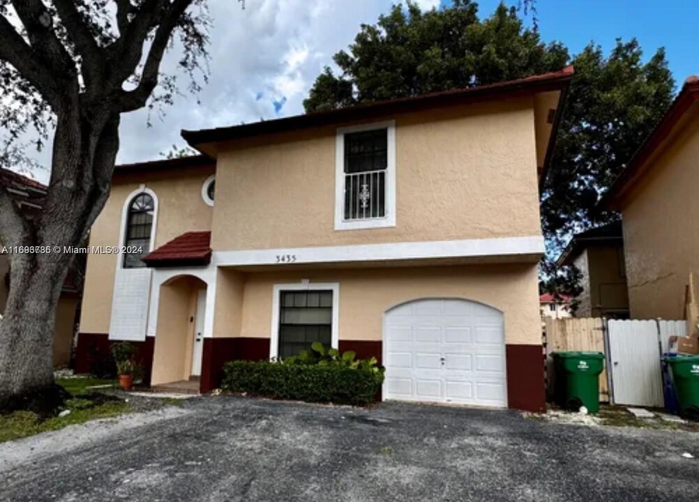 3435 Foxcroft Rd in Miramar, FL - Building Photo