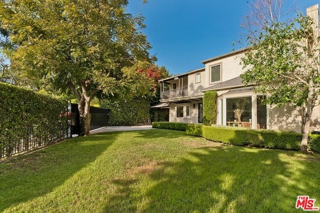 1154 N Wetherly Dr in Los Angeles, CA - Building Photo - Building Photo