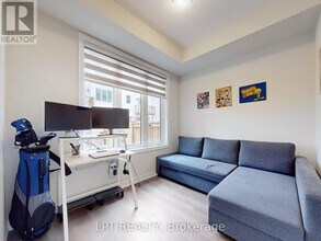 10 Snowberry Ln in Hamilton, ON - Building Photo - Building Photo