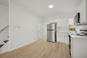 5945 N Norwood St in Philadelphia, PA - Foto de edificio - Building Photo