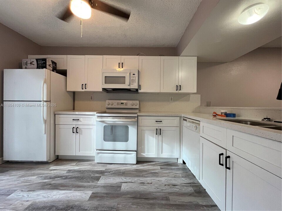 843 Crystal Lake Dr in Pompano Beach, FL - Building Photo