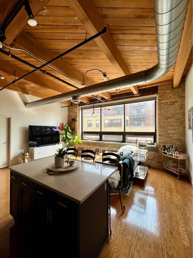 234 E Reservoir Ave, Unit 303 in Milwaukee, WI - Building Photo - Building Photo