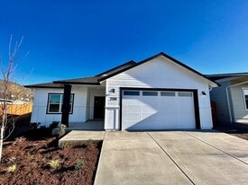 2586 Tiffin Way in Medford, OR - Building Photo