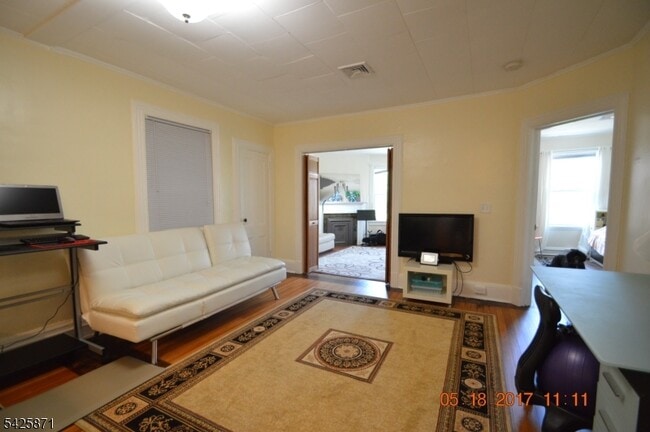 83 Summit Ave in Summit, NJ - Building Photo - Building Photo