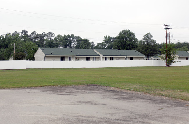 Live Oak Estates in Laurinburg, NC - Building Photo - Building Photo