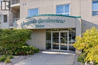 5000 Wyandotte St E in Windsor, ON - Foto de edificio - Building Photo