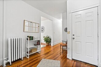 7 Washburn Ter, Unit 2 in Brookline, MA - Foto de edificio - Building Photo