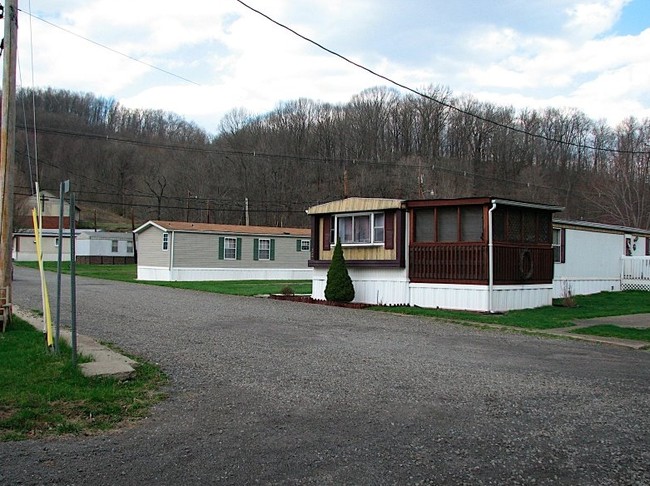 Creekside Estates in Weirton, WV - Building Photo - Building Photo