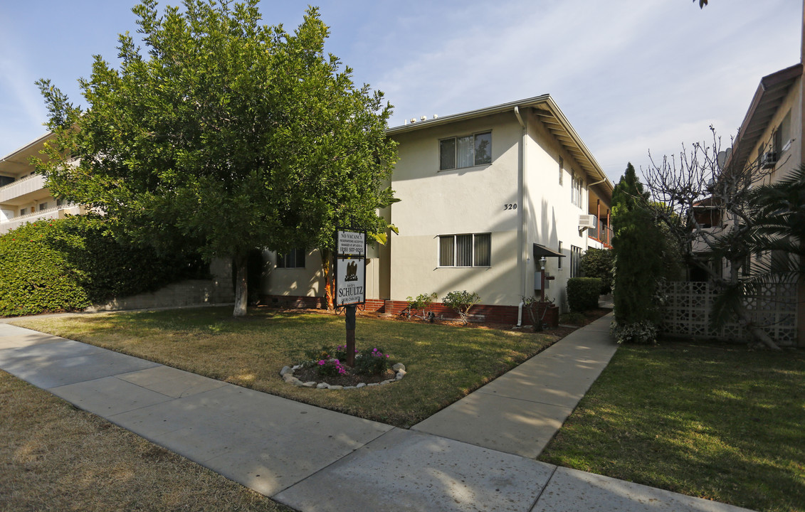 320 N Howard St in Glendale, CA - Building Photo