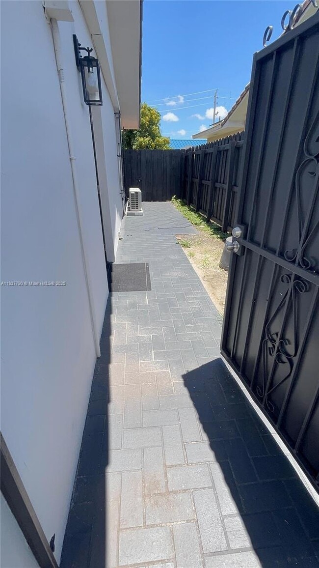 7804 SW 21st Terrace in Miami, FL - Building Photo - Building Photo