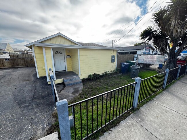 1960 Cienaga St in Oceano, CA - Foto de edificio - Building Photo