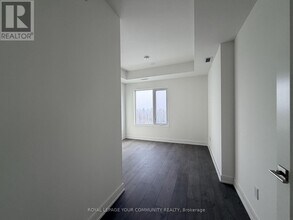 715 Davis Dr in Newmarket, ON - Building Photo - Building Photo