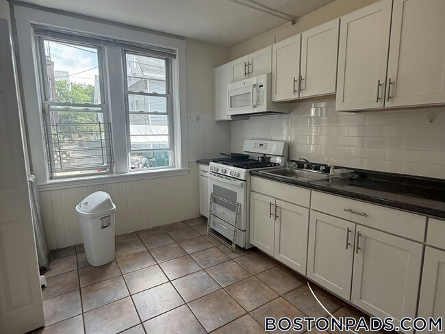 520 Cambridge St, Unit 4A in Boston, MA - Foto de edificio - Building Photo