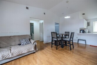 8013 Lake Dr in Doral, FL - Building Photo - Building Photo