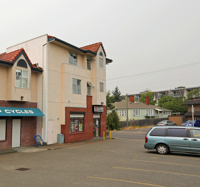 3190-3198 Quadra St in Victoria, BC - Building Photo - Building Photo