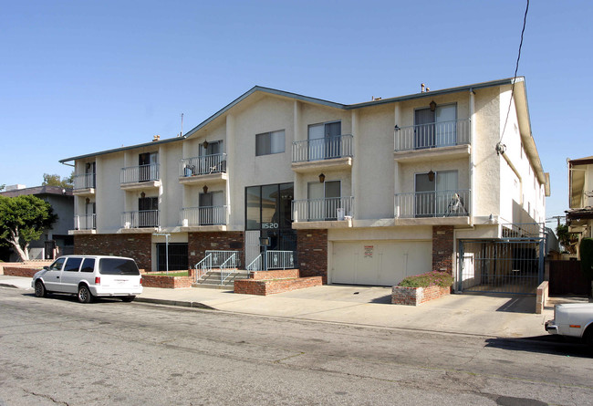 11520 Menlo Ave in Hawthorne, CA - Foto de edificio - Building Photo