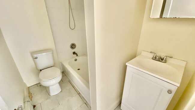 918 Hempstead Tpke in Franklin Square, NY - Building Photo - Building Photo