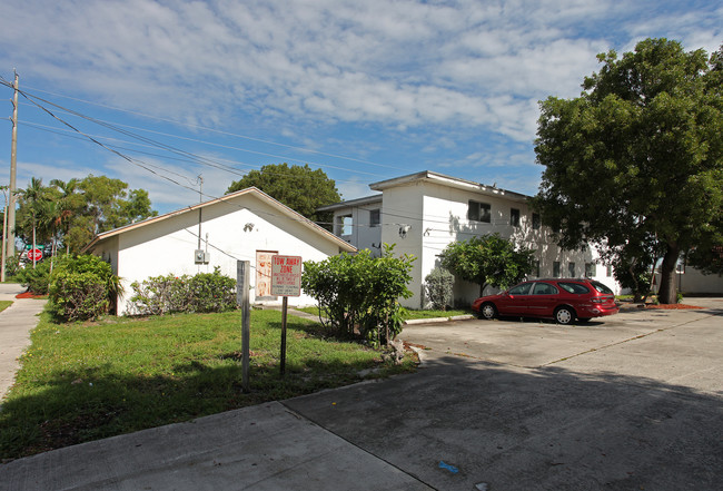 1570 N Dixie Hwy in Boca Raton, FL - Foto de edificio - Building Photo