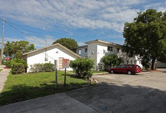 1570 N Dixie Hwy in Boca Raton, FL - Building Photo - Building Photo