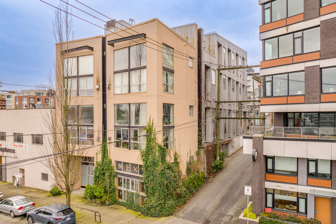 Granite Block in Vancouver, BC - Building Photo