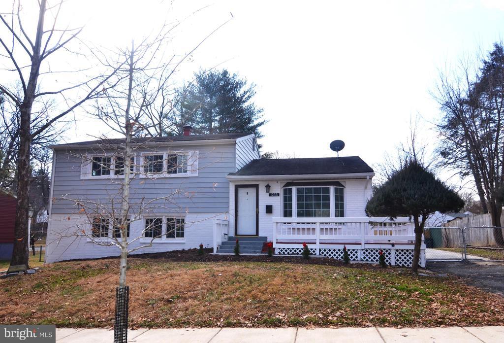 1233 Gladstone Dr in Rockville, MD - Building Photo