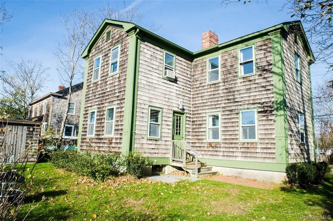 325 Wiggins St in Greenport, NY - Building Photo - Building Photo