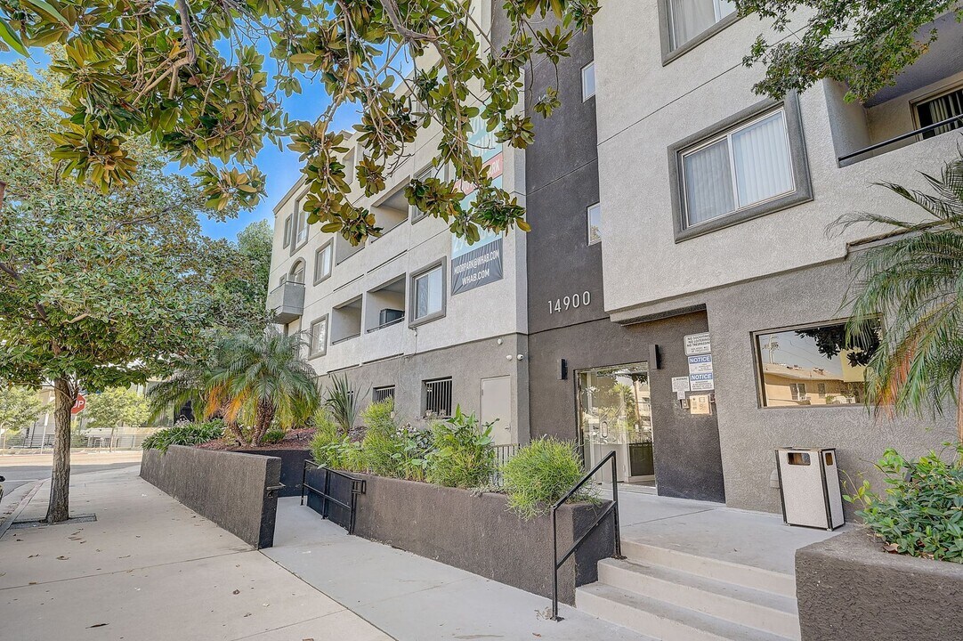 14900 Moorpark Street in Sherman Oaks, CA - Foto de edificio